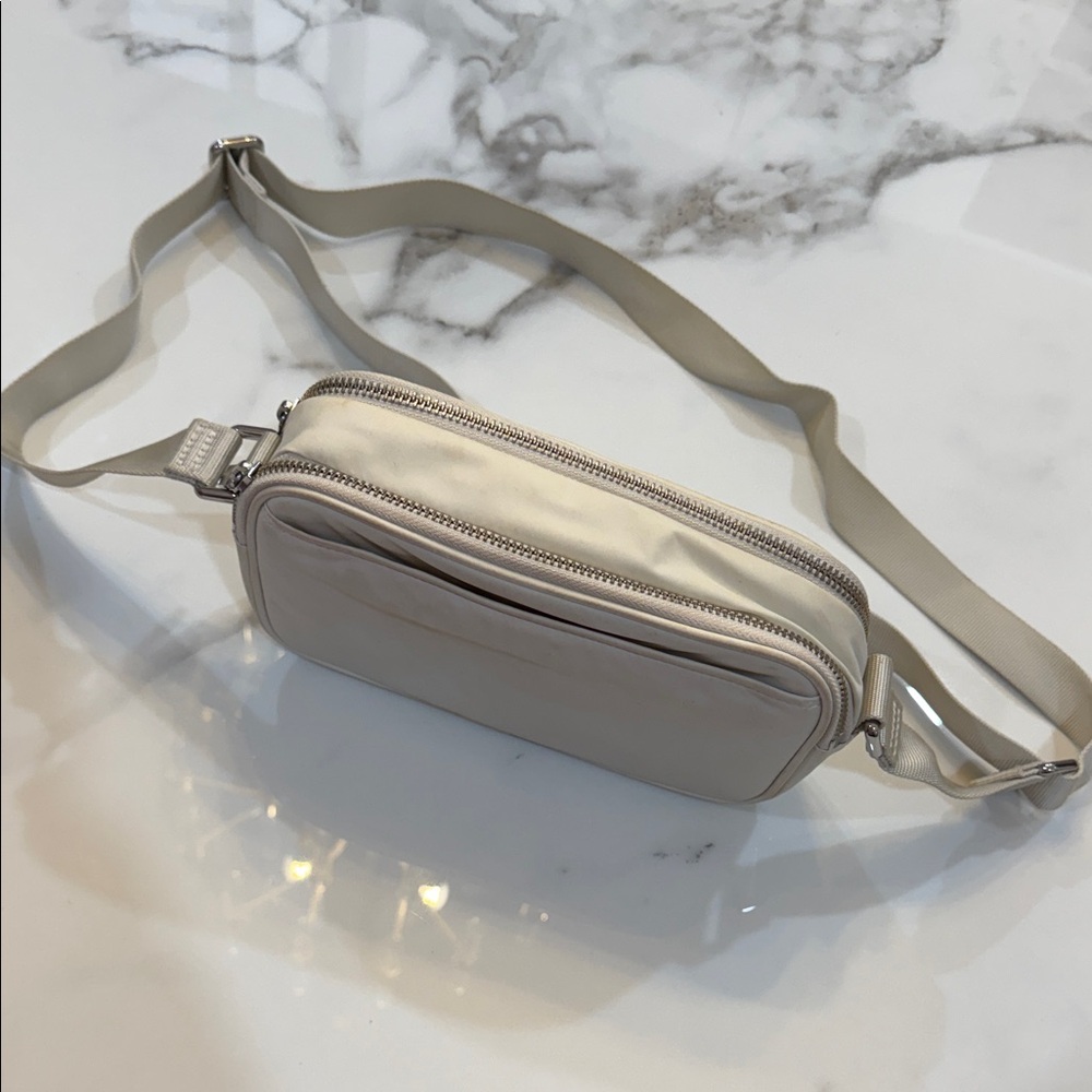 Lululemon crossbody bag - Picture 3 of 5